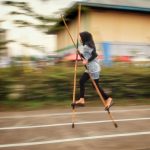 Mengenal Egrang Permainan Tradisional yang Seru dan Penuh Tantangan